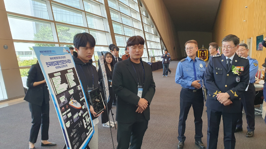 10일 송도 컨벤시아에서 김용진 해양경찰 차장, 한국해양교통안전공단이사장 등 참석한 가운데 제4회 해양경찰함정 설계 공모전 수상작품에 대해 설명을 듣고 있다 (2).jpg