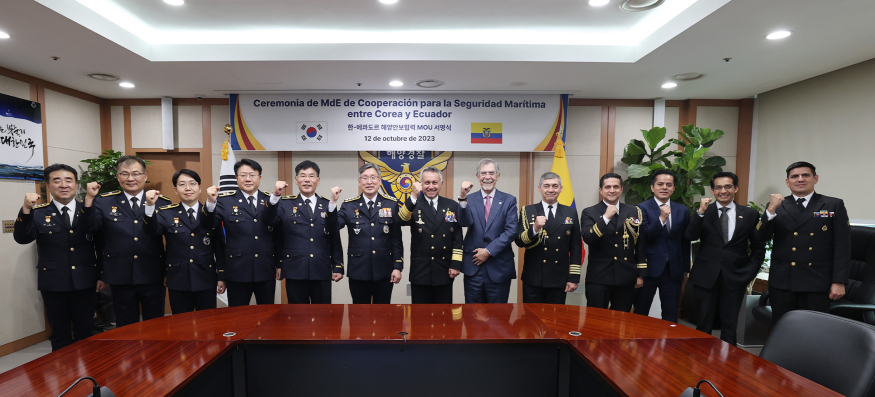 12일 해양경찰청 회의실에서 김종욱 해양경찰청장과 존 메를로 레온 에콰도르 해군참모총장 등 관계자 모여 해양안보와 국제협력 시너지 극대화를 위한 회의에 나섰다.jpg